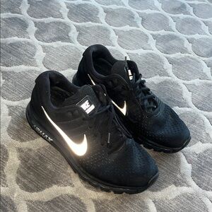 Nike Men's Black Athletic Shoes with White Swoosh. Run easy/Airmax